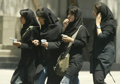 https://guernicamag.com/incl/img/upl/2007/06/_18044_iran-women-uni-30-10-2006.jpg